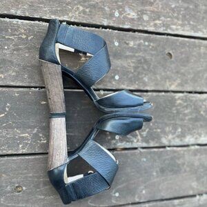 Kenneth Cole Black Strap Sandals